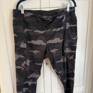 ATHLETA WOMENS CAMO LEGGINGS W/POCKETS SIZE XL
